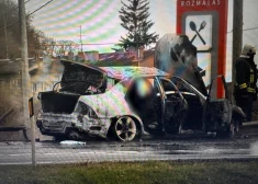 Страшная авария под Бауской: фура вдавила пожилого водителя в сиденье, он сгорел заживо