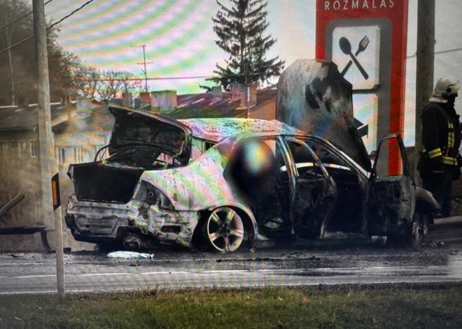 Страшная авария под Бауской: фура вдавила пожилого водителя в сиденье, он сгорел заживо