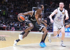 Rolands Šmits gūst 15 punktus "Anadolu Efes" uzvarā Eirolīgas mačā