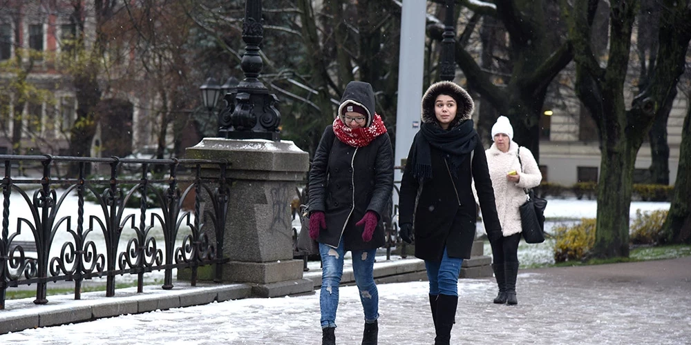 Rīgā no rīta un priekšpusdienā mākoņi nesīs īslaicīgu lietu, slapju sniegu.