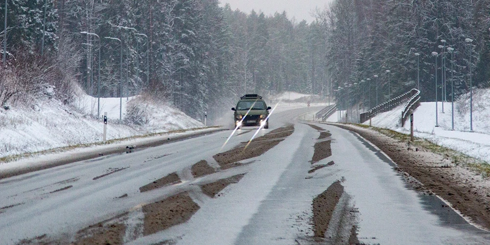 Uz valsts galvenajiem autoceļiem ir apgrūtināti braukšanas apstākļi.