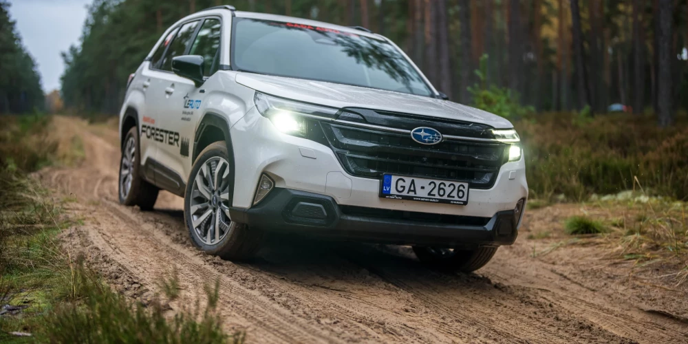 Elektriskā motora klātbūtne ir jūtama uzsākot braukt - “Forester” ar lielu sparu raujas uz priekšu un ne mirkli nerodas šaubas par tā varēšanu.