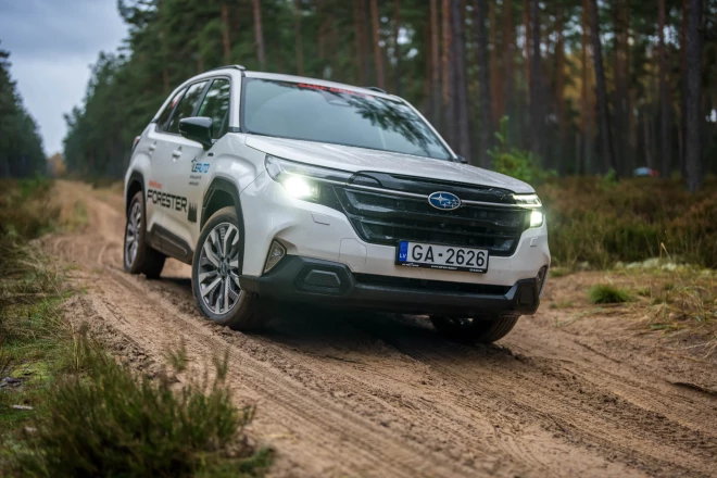 Elektriskā motora klātbūtne ir jūtama uzsākot braukt - “Forester” ar lielu sparu raujas uz priekšu un ne mirkli nerodas šaubas par tā varēšanu.