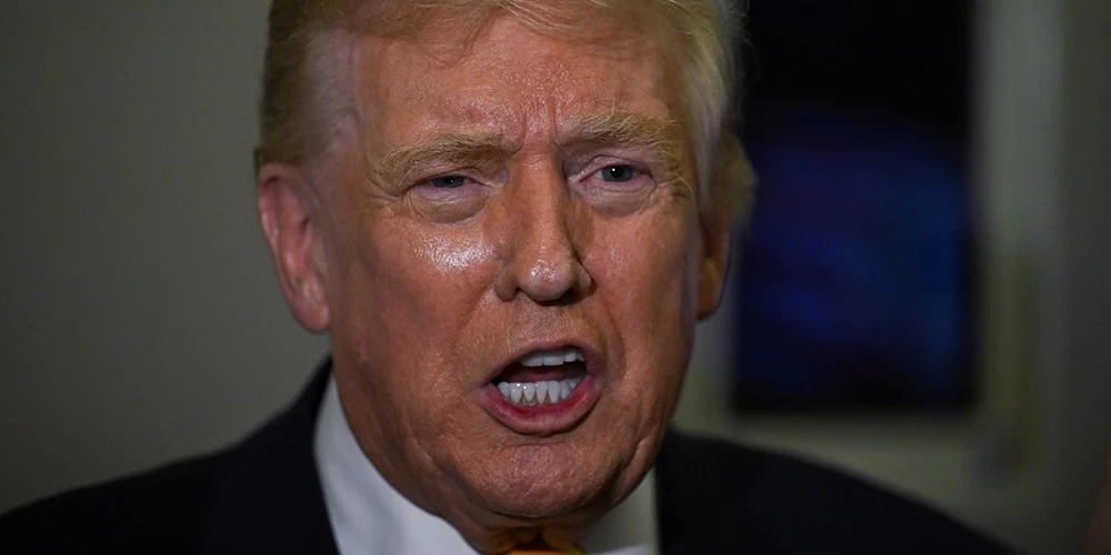 Tramps uzstāj, ka viņi ar Epstīnu nekad nav bijuši tuvi — tikai apgrozījušies vienās un tajās pašās aprindās.