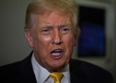 Tramps uzstāj, ka viņi ar Epstīnu nekad nav bijuši tuvi — tikai apgrozījušies vienās un tajās pašās aprindās.