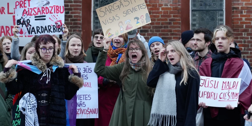 Протесты против денонсации Стамбульской конвенции сильно изменили рейтинги политических партий.