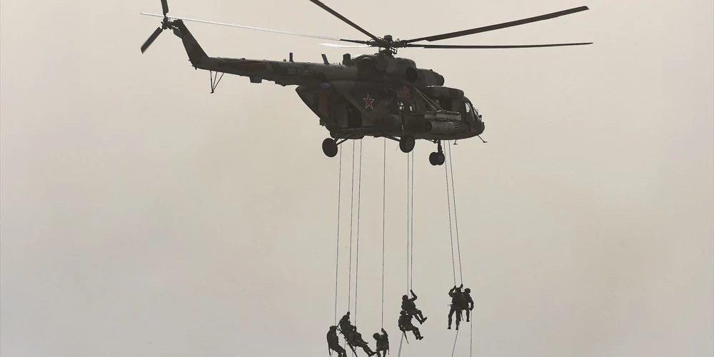  Krievijas desantnieki praktizēja nolaišanos no helikoptera "Mi-8".