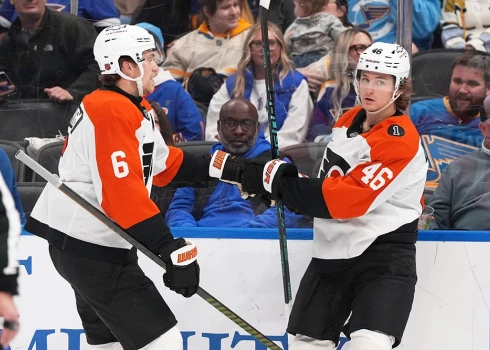 Ar diviem gūtiem vārtiem un rezultatīvu piespēli "Flyers" rindās izcēlās Trevors Zīgrass (#46).