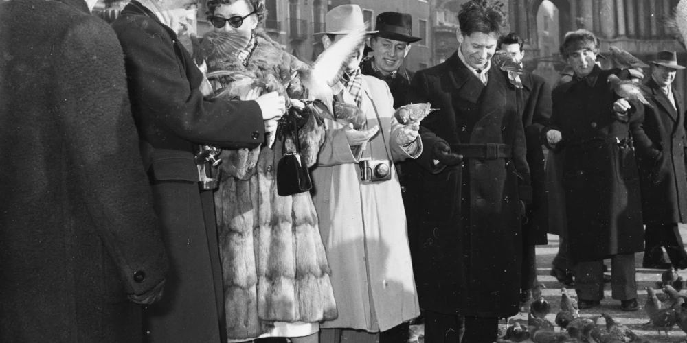 Группа советских туристов кормит голубей на площади Сан-Марко в Венеции, Италия, 14 июня 1956 года. 