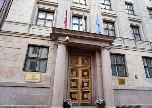 Finanšu ministrija norāda, ka Valsts kancelejā tiks likvidētas 13 amata vietas.