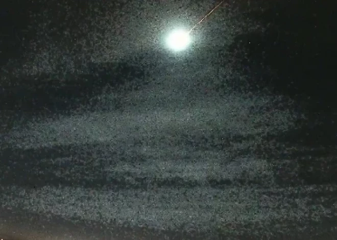 ВИДЕО: в Латвии вновь заметили яркий болид - метеоролог рассказал, откуда прилетела "огненная бомба"