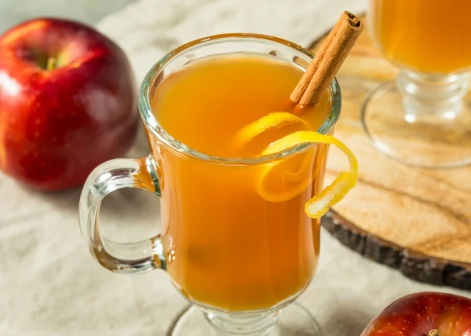 Согревающий напиток, который спасает холодными вечерами: пряный яблочный сидр без алкоголя