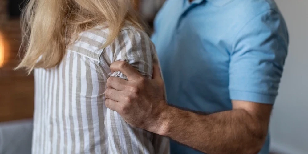 Попытка разорвать отношения с агрессором — опасный и непредсказуемый момент.