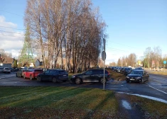 VIDEO: Ziepniekkalnā veidojas automašīnu rindas, šoferiem steidzot pēdējā brīdī uzlikt ziemas riepas