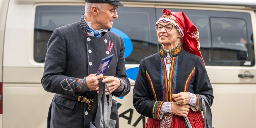 Par pirmajiem transporta pēc pieprasījuma bezmaksas pasažieriem kļuva pazīstamie suiti - Juris Lipsnis un Dace Miķelsone.