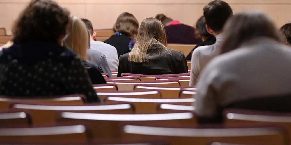 Pasaules diktāts latviešu valodā Latvijas Nacionālās bibliotēkas Ziedoņa zālē.