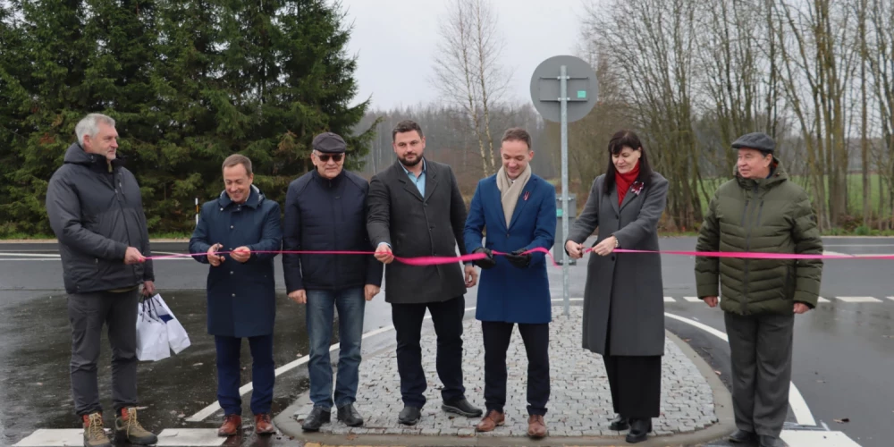 Svinīgi pārgriežot lenti, Limbažos pēc pārbūves tika atklātas atjaunotās Cēsu un Tīrumu ielas. 