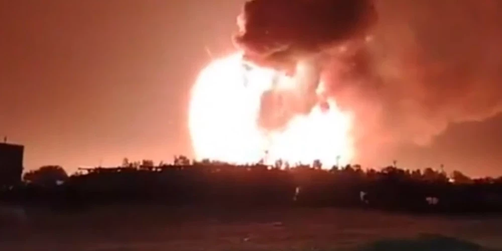 Sprādzieni un liesmas skārušas piecas dažādas rūpnīcas.