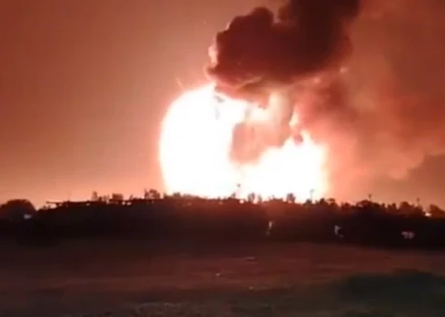 Sprādzieni un liesmas skārušas piecas dažādas rūpnīcas.