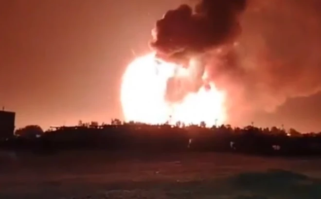 Sprādzieni un liesmas skārušas piecas dažādas rūpnīcas.