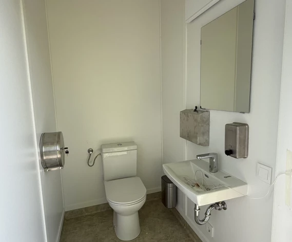 Pagājušā mēnesī Gulbenes Gulbīšu atklātās publiskās labierīcības nav sadalītas pa dzimumiem un tādēļ gulbenietes ir dusmīgas uz vietējiem vīriešiem, kuri tajās neprot uzvesties.