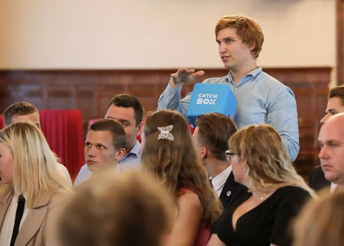 Jauniešu politisko uzskatu veidošanā lielu lomu spēlē sociālie mediji, īpaši "TikTok". 