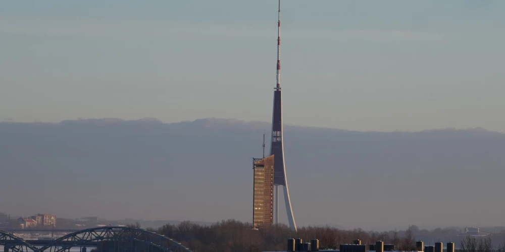 Skats uz televīzijas torni un Latvijas Televīzijas ēku Zaķusalā.