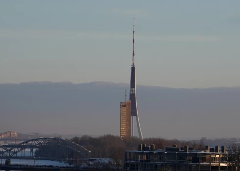 Skats uz televīzijas torni un Latvijas Televīzijas ēku Zaķusalā.
