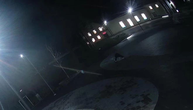 Novērošanas kameras Ogrē fiksējušas kā kāds nakts laikā ar zīmējumiem “uzlabo” Neatkarības laukuma bruģi.