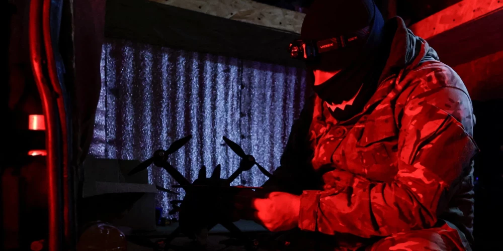 Ukrainas gaisa aizsardzības vienības karavīrs pārbauda FPV dronu.