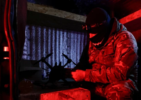 Ukrainas gaisa aizsardzības vienības karavīrs pārbauda FPV dronu.
