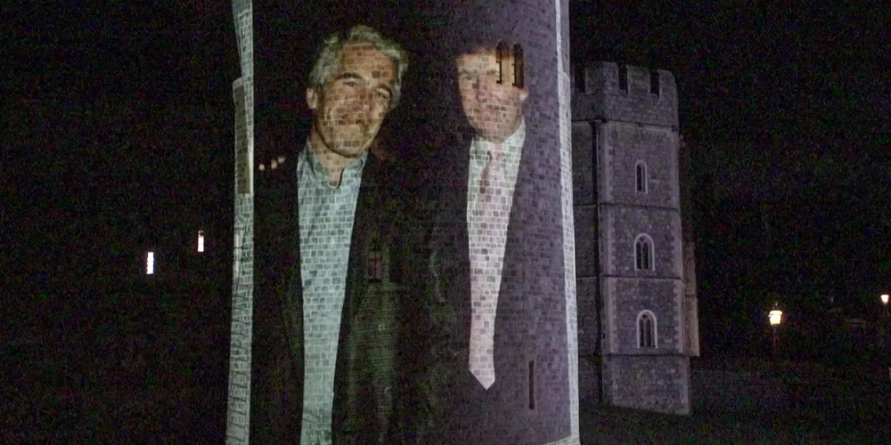 Bilde, kur redzams Džefrijs Epstīns un Donalds Tramps.