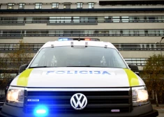 Jaunā Valsts policijas dienesta automašīna prezentēšanas pasākumā pie Valsts policijas ēkas.