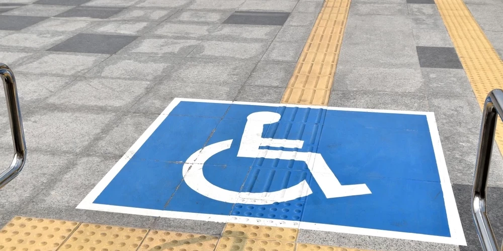 Cilvēki ar invaliditāti un funkcionēšanas ierobežojumiem Latvijā, līdzīgi kā citviet Eiropas Savienībā, saskaras ar barjerām, kas kavē aktīvu piedalīšanos ikdienas dzīvē un darbā, kā arī pilnvērtīgu iesaistīšanos sabiedriskajos procesos, atzīmē KM.