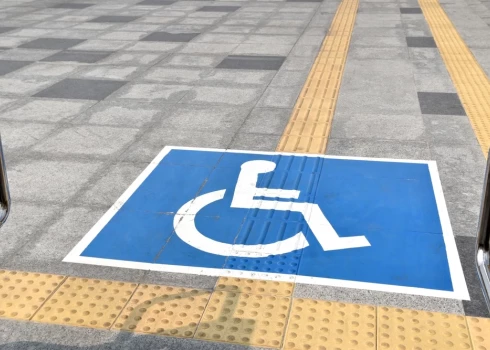 Cilvēki ar invaliditāti un funkcionēšanas ierobežojumiem Latvijā, līdzīgi kā citviet Eiropas Savienībā, saskaras ar barjerām, kas kavē aktīvu piedalīšanos ikdienas dzīvē un darbā, kā arī pilnvērtīgu iesaistīšanos sabiedriskajos procesos, atzīmē KM.