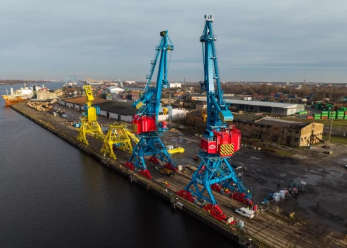 defa14. novembrī Rīgas ostā akciju sabiedrība “Rikon” – Baltijā vienīgais portālceltņu ražotājs – prezentēja unikālus Rīgas ostā tapušus portālceltņus, kas izgatavoti pasūtītājam Turcijā un tuvākajās dienās tiks nosūtīti uz Isdemiras ostu Vidusjūrā, tādējādi iezīmējot jaunu Latvijas eksporta nišu Turcijā. ult