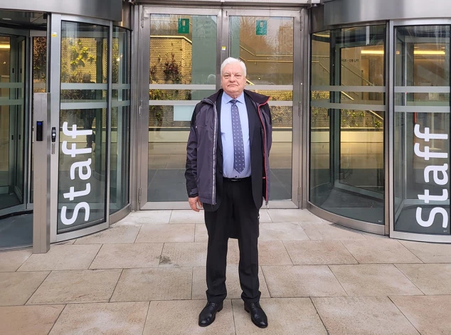 Jānis Šolks pie Eiropas komisijas ēkas pirms tikšanās ar projektu menedžeri.