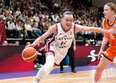 Anetes Šteinbergas 100. spēlē Latvijas valstsvienībā Latvijas sieviešu basketbola izlase sestdien Rīgā 2027. gada Eiropas čempionāta kvalifikācijas turnīra pirmās kārtas otrajā spēlē pieveica Nīderlandi.