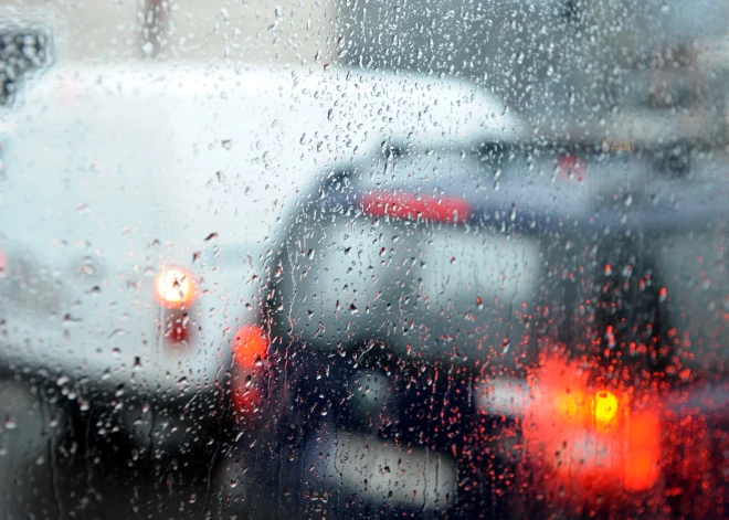 Šorīt slideni ceļi Liepājas apkārtnē – autovadītājus aicina būt piesardzīgiem