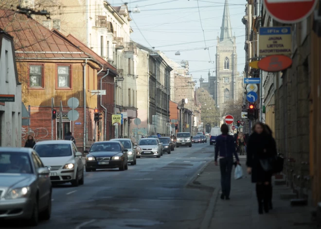 “Mazais puisītis bija piespiests pie žoga!” Avotu ielā vīrietis cenšas bērnu pievilināt ar saldumiem un uzbrūk aculieciniecei