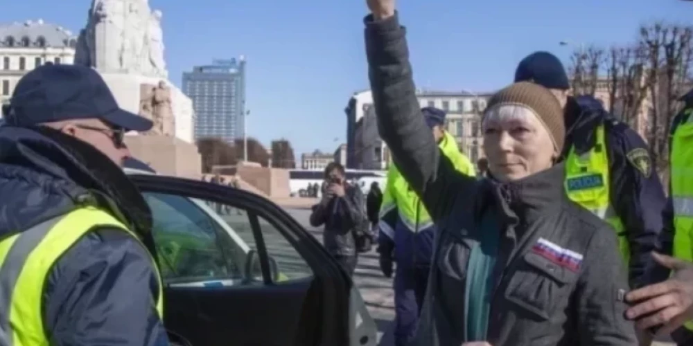 Kreile daudzkārt publiskās vietās un publiskos pasākumos nēsāja pleca somu ar simbolu "Z", kas Krievijā tiek izmantots kā atbalsta simbols Krievijas sāktajai karadarbībai Ukrainā.