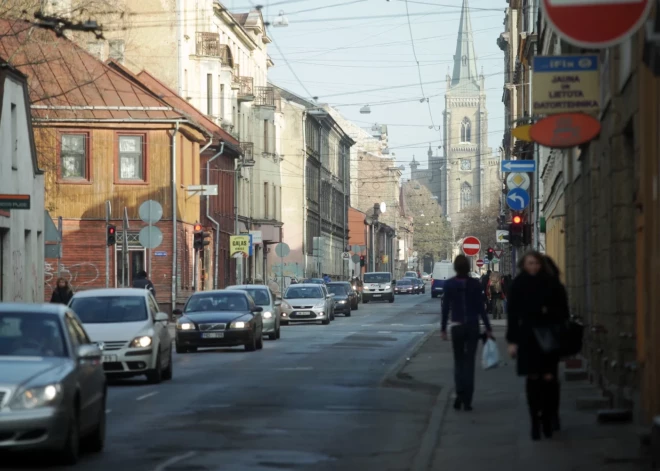 "Мальчик был прижат к забору": на улице Авоту в Риге мужчина пытался увести ребенка и напал на очевидицу