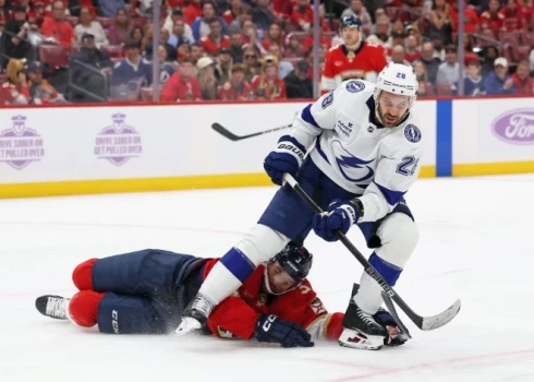 Гиргенсонс забрасывает шайбу.