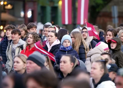 В Латвии растет занятость молодежи, однако заработная плата и безработица остаются серьезными проблемами.