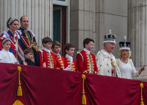 Karaliskās ģimenes otrā puse: izskan stāsti par izolāciju, spiedienu un nodevībām.