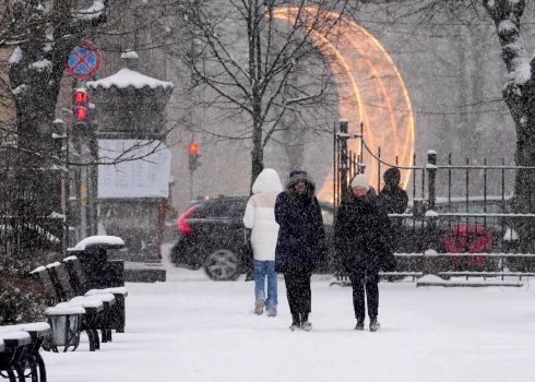 Naktī vietām Latvijā veidosies sniega sega un arī nākamajā dienā daudzviet gaidāmi nokrišņi.