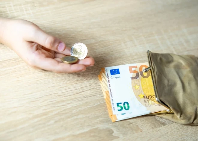 Mazāk nabadzības, bet vairāk parādu: jauniešu finanšu aina joprojām satraucoša