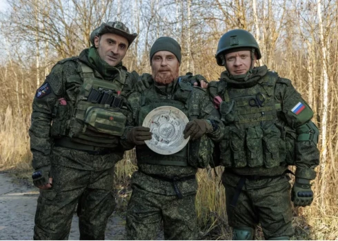 Brašie "specoperācijas varoņi", par kuru gaitām Krievijā grasās smieties, vēderu turēdami (ekrānuzņēmums no "X")