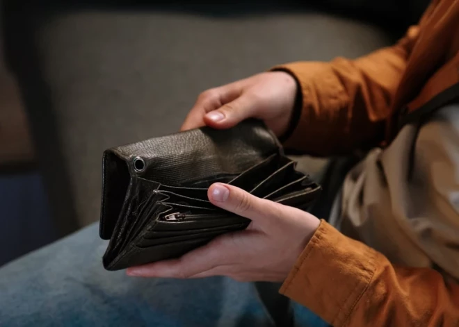 Молодежь в Латвии по статистике становится богаче, но жизнь при этом не становится легче