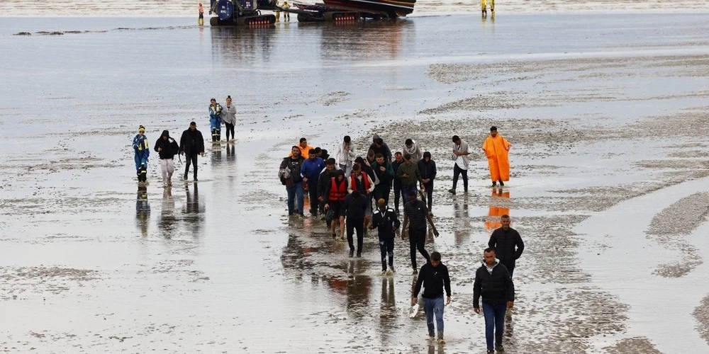 Очередная группа мигрантов прибыла в Британию.